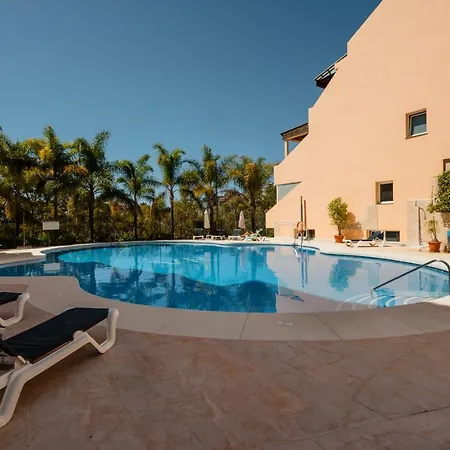 Penthouse With Sea Views In Nueva Andalucia *