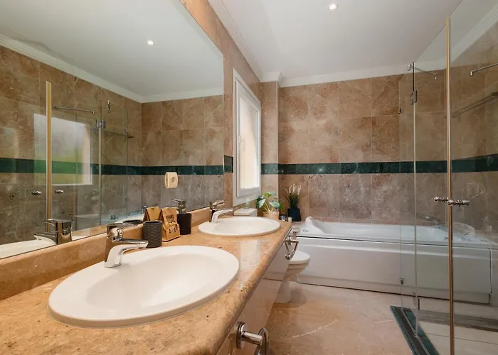 Penthouse With Sea Views In Nueva Andalucia マルベーリャ