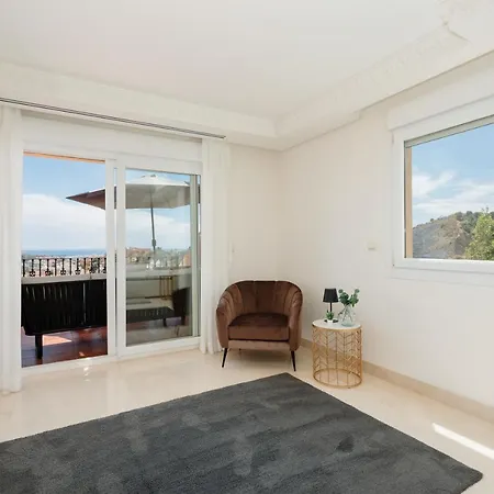 Penthouse With Sea Views In Nueva Andalucia